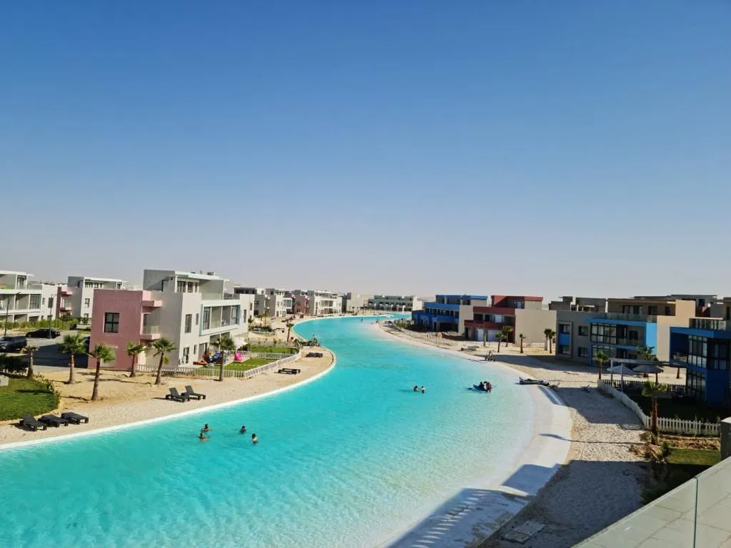 Turquoise lagoon between colorful chalets - chalet in Plage
