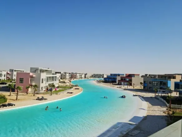 إطلالة نهارية على اللاجون والمباني ضمن إعلان شاليه بلاج