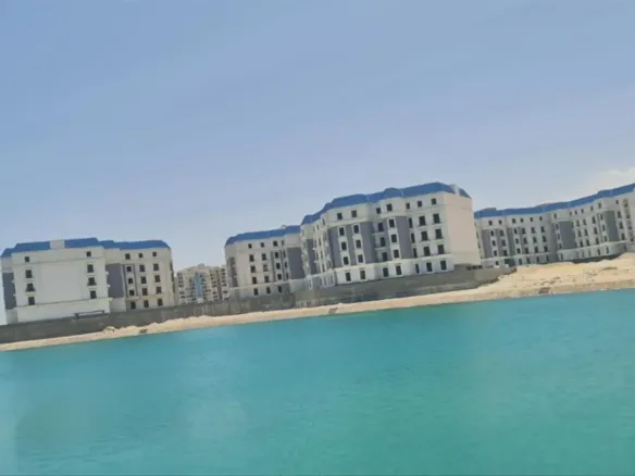 Latin District buildings overlooking the lagoon, New Alamein - مباني الحي اللاتيني المطلة على اللاجون، العلمين الجديدة - شقة للبيع في الحي اللاتيني