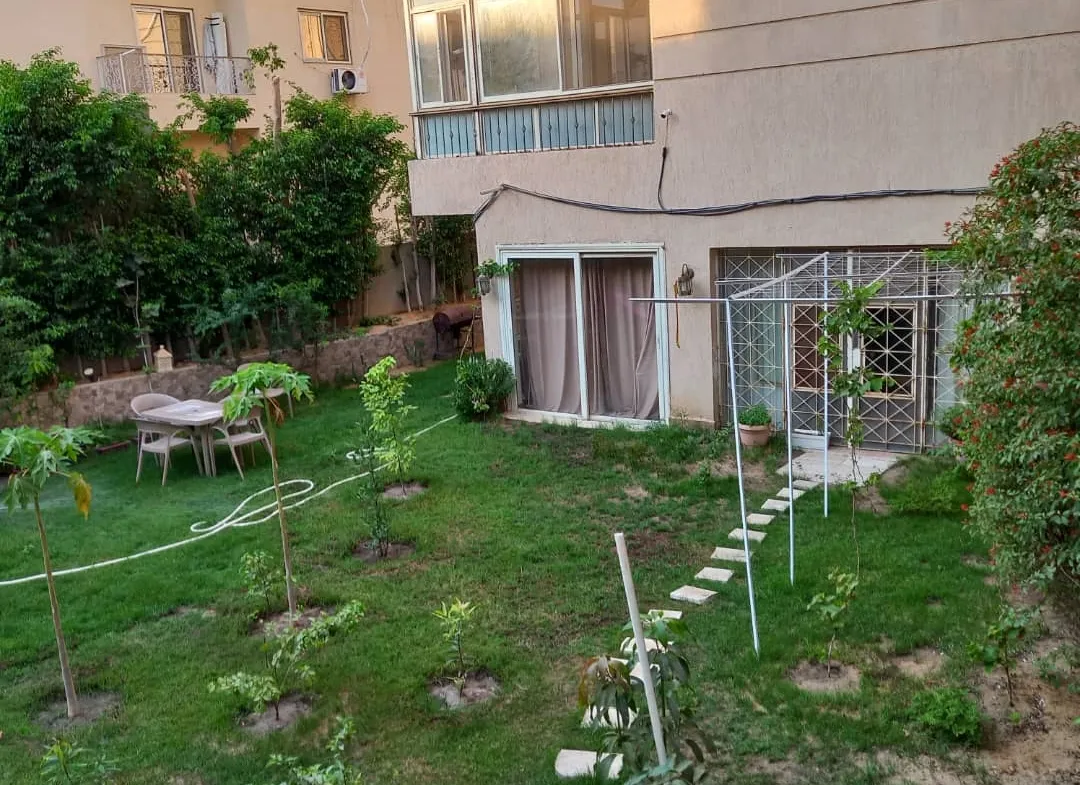 Small garden with a lawn, stepping stones and a ground-floor terrace - apartment in El Yasmeen, New Cairo