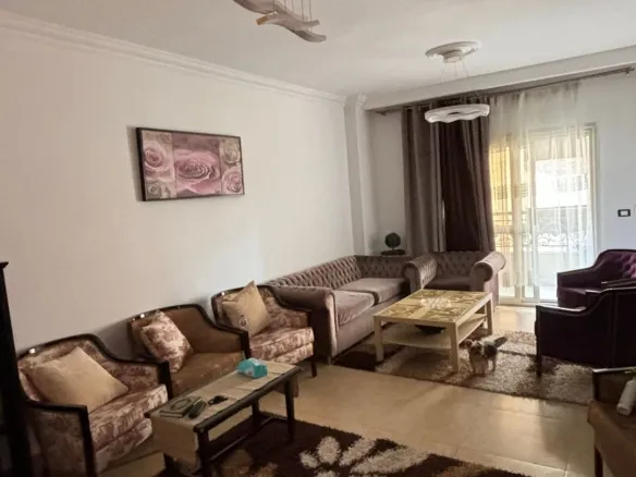 Living room with sofas and coffee tables - غرفة المعيشة بالكنب وطاولات القهوة - furnished apartment for rent in Al Narges Buildings New Cairo