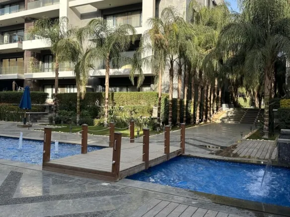 Swimming pool and landscaped gardens at El Patio 7 compound - حمام السباحة والحدائق في كمبوند الباتيو 7 - El Patio 7 New Cairo