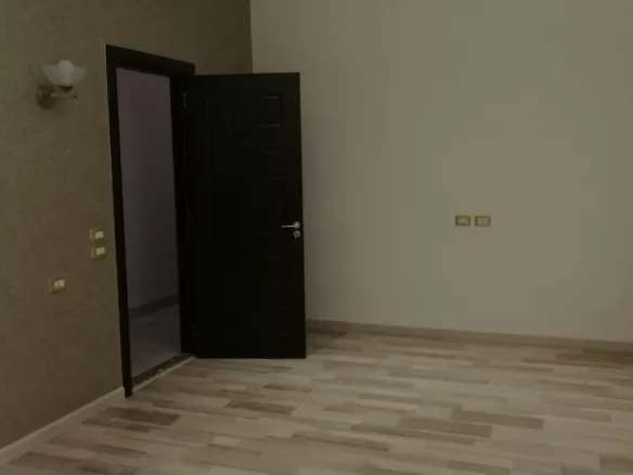 Bedroom with double doors in the West Golf apartment - غرفة نوم بباب مزدوج في شقة غرب الجولف - غرفة بباب مزدوج