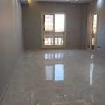 Empty living room with marble floor and LED ceiling - ريسبشن فارغ بأرضية رخام وإضاءة سقفية - apartment for rent Leila compound