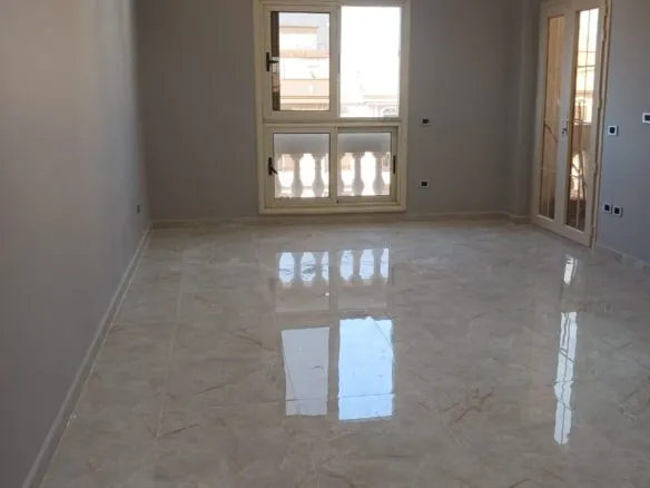 Empty living room with marble floor and LED ceiling - ريسبشن فارغ بأرضية رخام وإضاءة سقفية - apartment for rent Leila compound
