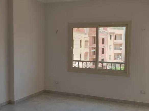 Empty room with window in Gardenia 1 apartment - غرفة بشباك في شقة جاردينيا 1 - apartment for rent Gardenia New Cairo