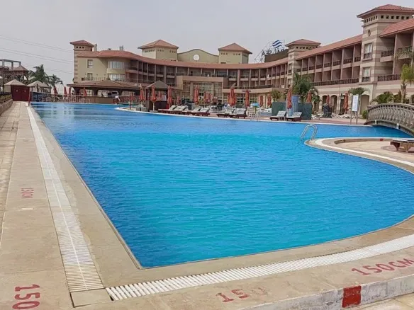 Porto Sharm compound main pool, Sharm El Sheikh - حمام السباحة الرئيسي في كمبوند بورتو شرم، شرم الشيخ - chalet for sale in Porto Sharm