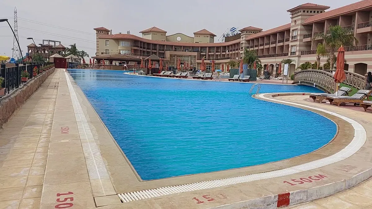 Porto Sharm compound main pool, Sharm El Sheikh - حمام السباحة الرئيسي في كمبوند بورتو شرم، شرم الشيخ - chalet for sale in Porto Sharm