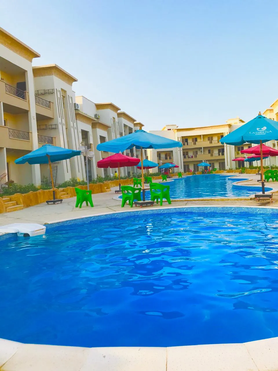 property-image-69ebf5a4edc0b حمام سباحة بين مبان سكنية صفراء - شاليه في ريد كاربت بالعين السخنة
