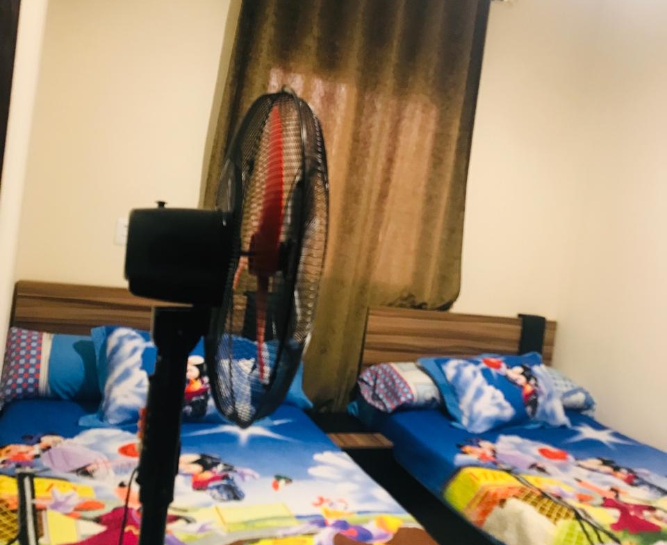 غرفة نوم بمفروشات مزخرفة - شاليه في ريد كاربت بالعين السخنة