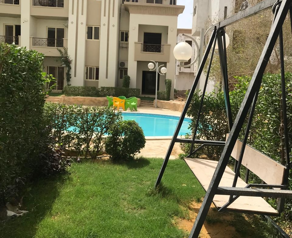 أرجوحة حديقة بجوار حمام سباحة - شاليه في ريد كاربت بالعين السخنة
