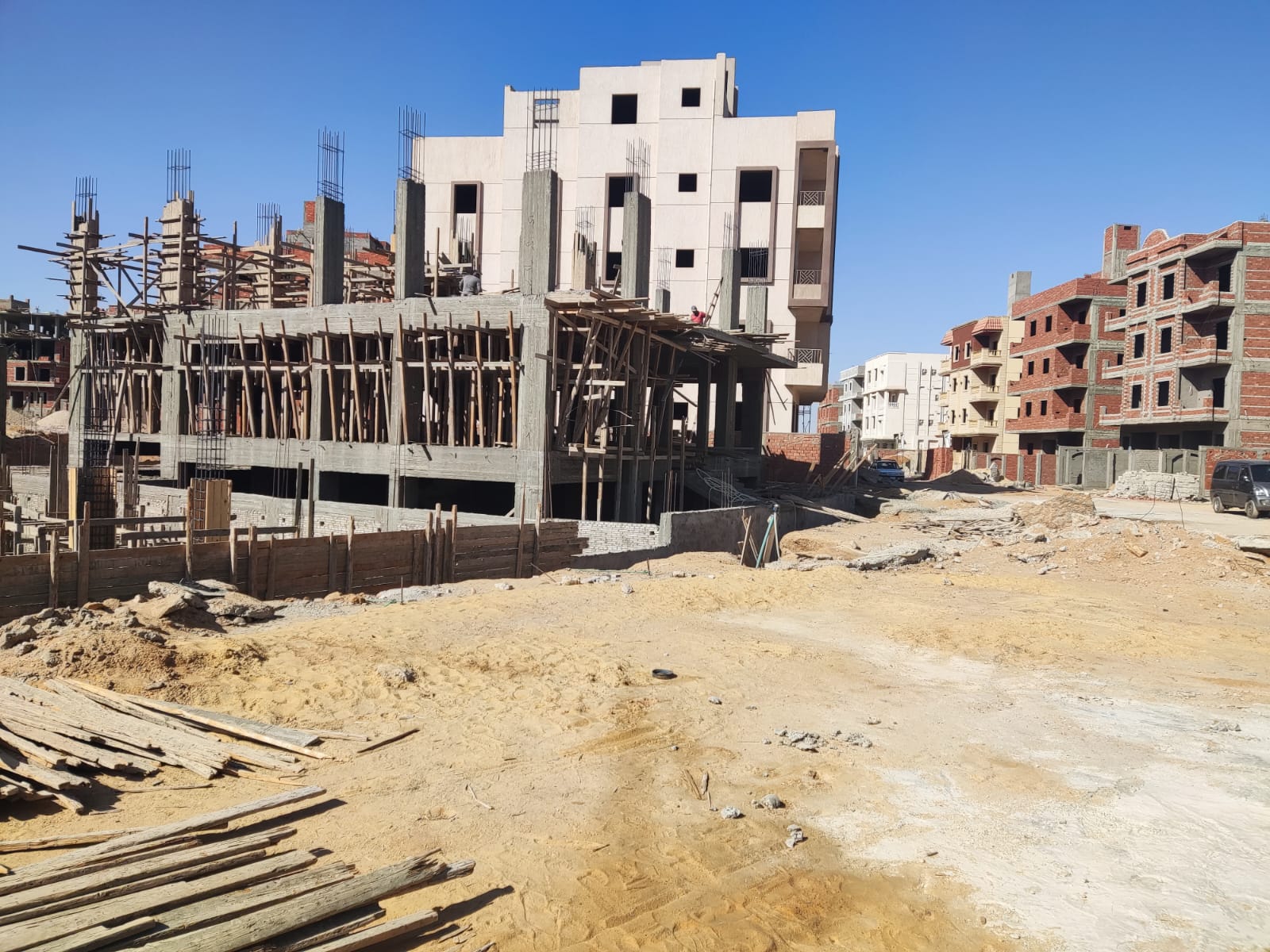 Reinforced concrete frame of a new building on a sandy plot - apartment in Beit El Watan, New Cairo