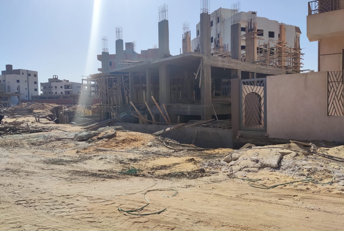 Building under construction on a sunlit sandy plot - apartment in Beit El Watan, New Cairo