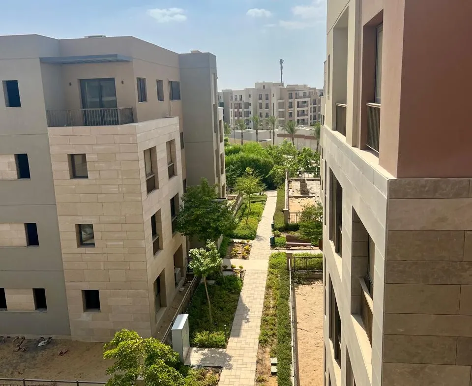منظر بين عمارات سكنية حديثة بيج وممشى حديقة - شقة في ديستركت 5، التجمع الخامس