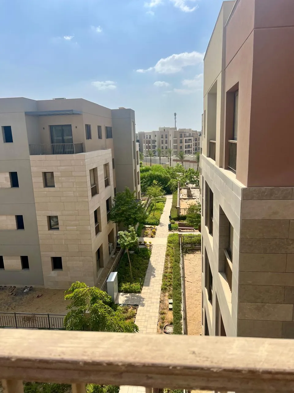 منظر بين عمارات سكنية حديثة بيج وممشى حديقة - شقة في ديستركت 5، التجمع الخامس