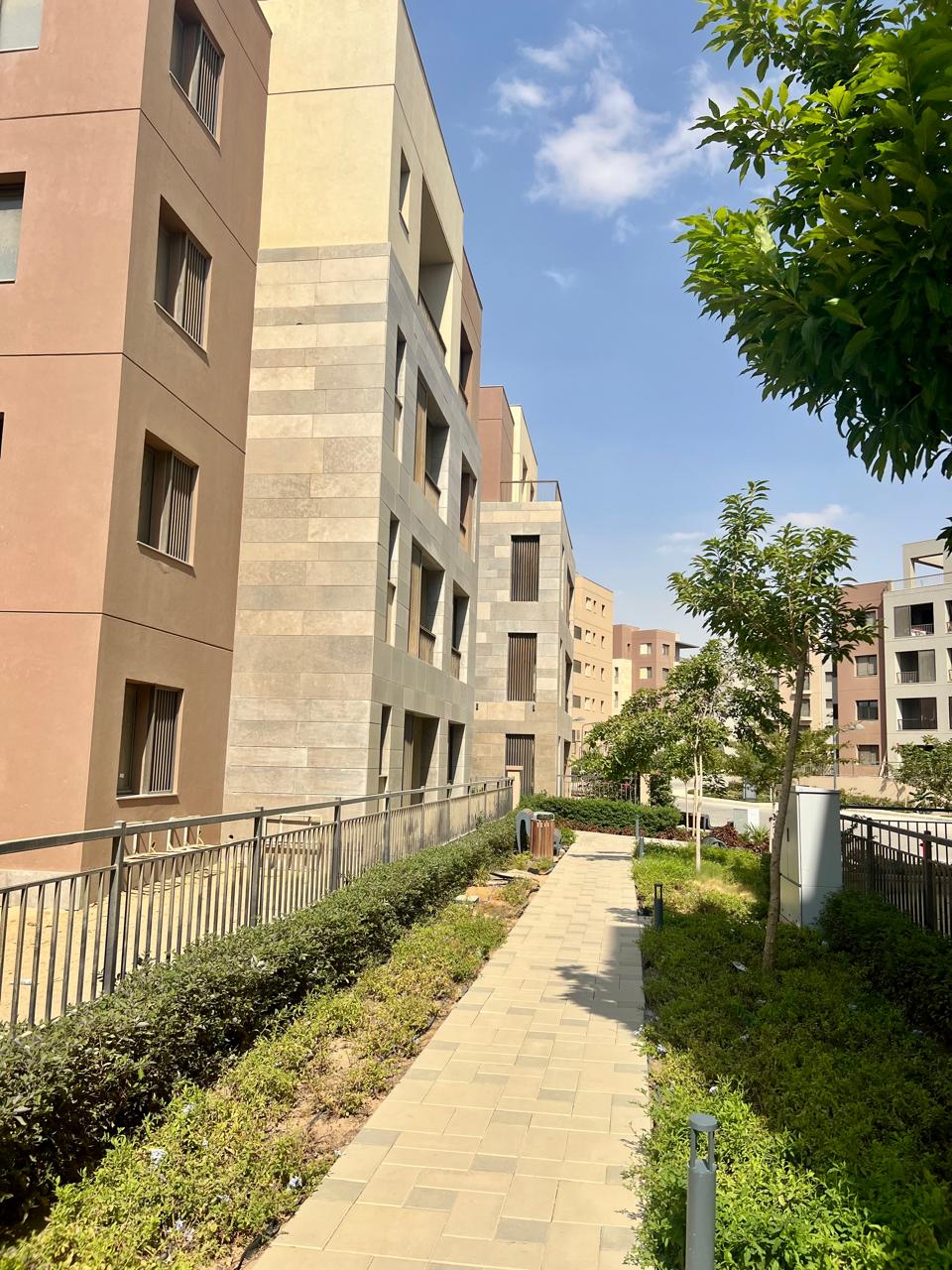 ممشى حديقة بمحاذاة العمارات السكنية تحت سماء زرقاء - شقة في ديستركت 5، التجمع الخامس