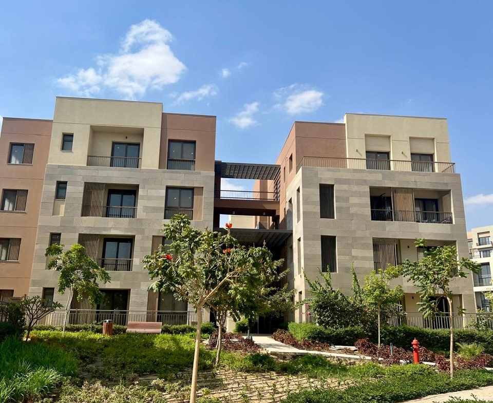 عمارات سكنية خلف شجيرات منسقة وممر مرصوف - شقة في ديستركت 5، التجمع الخامس
