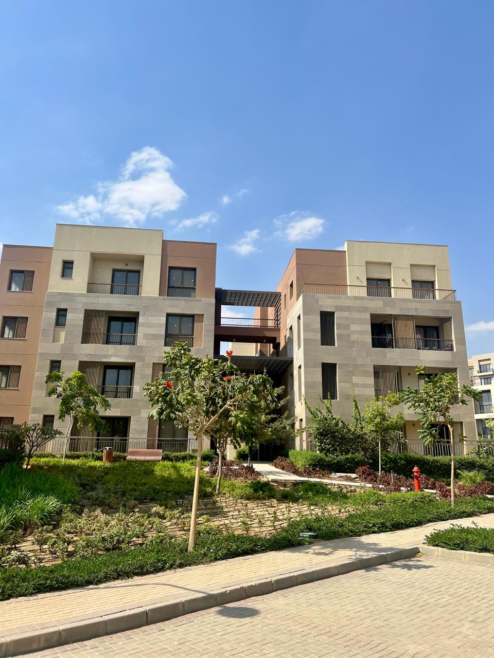 عمارات سكنية خلف شجيرات منسقة وممر مرصوف - شقة في ديستركت 5، التجمع الخامس