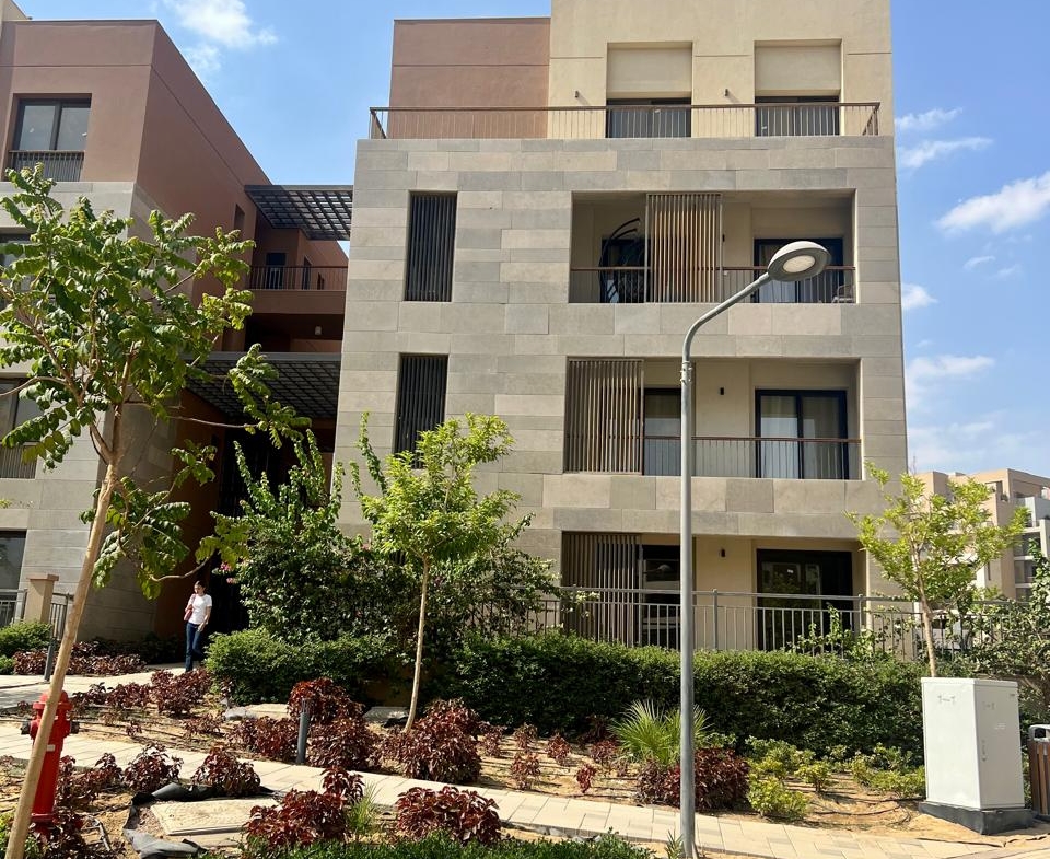 عمارة سكنية ببلكونات خلف زراعات منسقة وممشى - شقة في ديستركت 5، التجمع الخامس