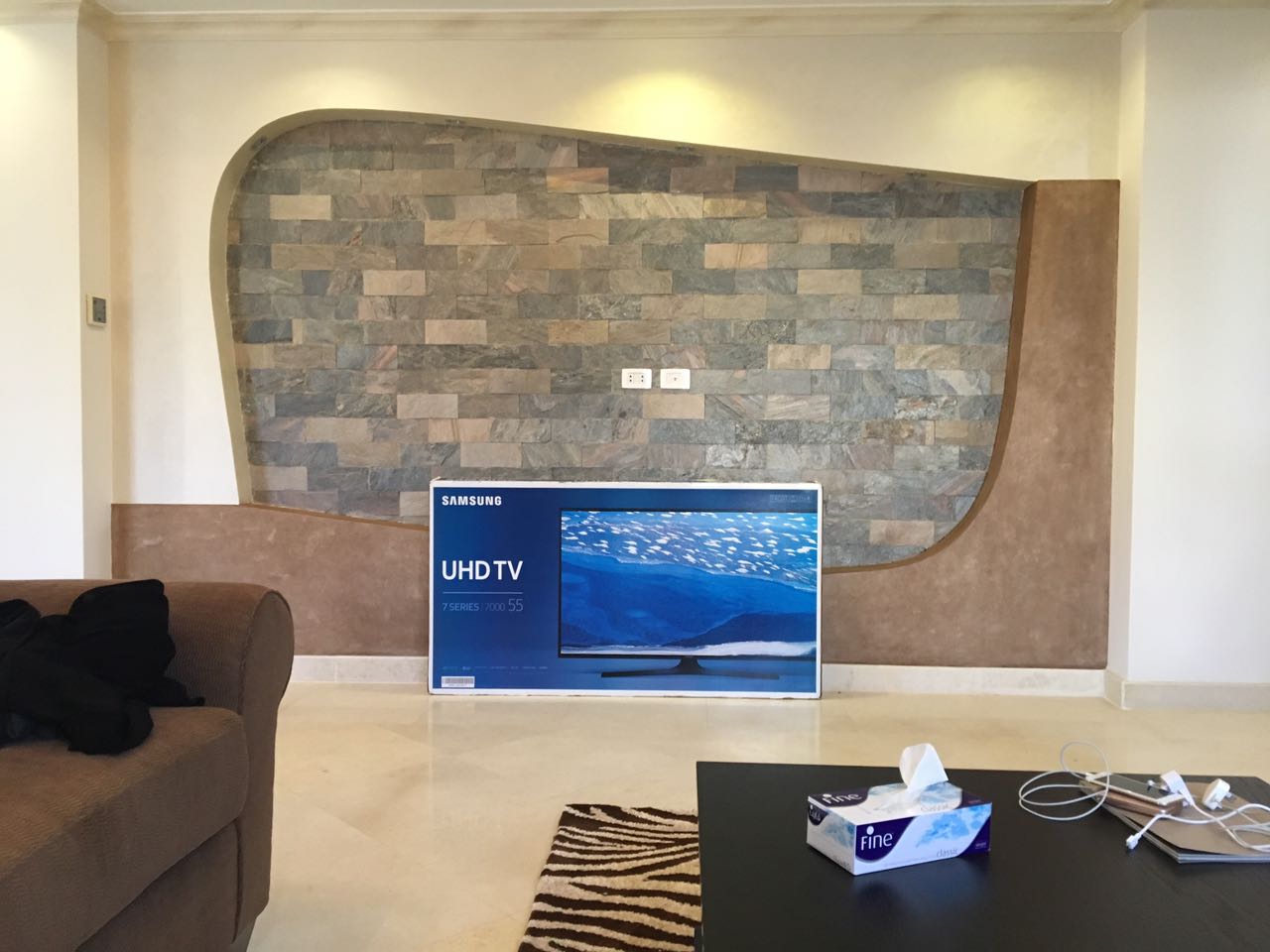 Living room with a stone accent wall - villa in Alba Alia, Mokattem