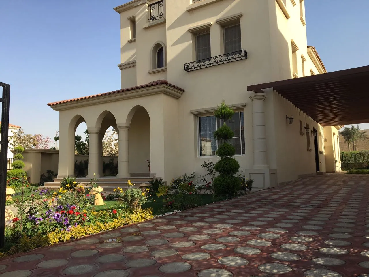 Villa exterior with arched loggia and paved drive - villa in Alba Alia, Mokattem