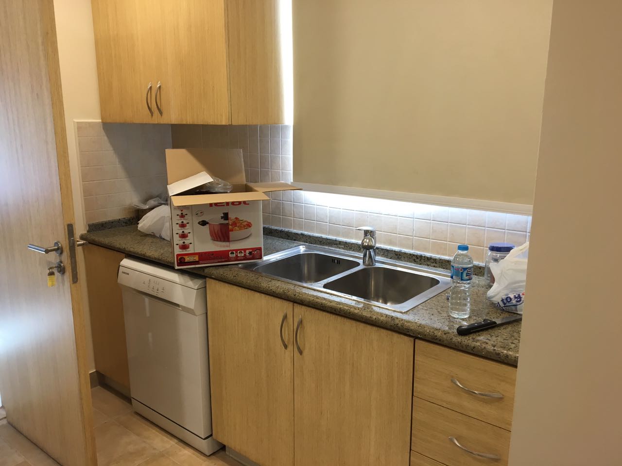 Kitchen with light wood cabinets - villa in Alba Alia, Mokattem