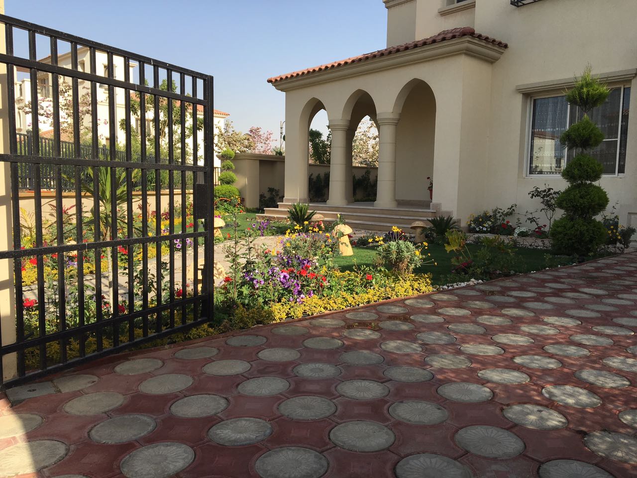 Iron fence before a villa garden - villa in Alba Alia, Mokattem