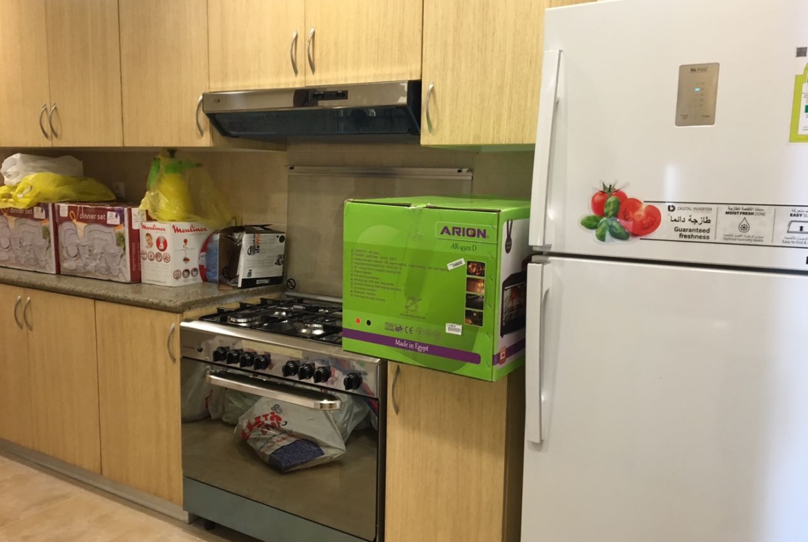 Kitchen with wooden cabinets and white fridge - villa in Alba Alia, Mokattem