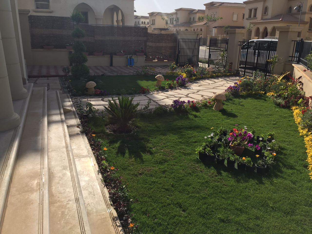 Villa garden with a paved path - villa in Alba Alia, Mokattem