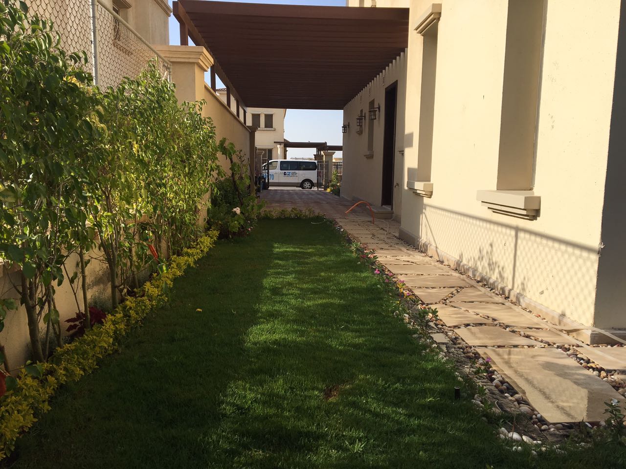 Narrow garden strip with a hedge - villa in Alba Alia, Mokattem