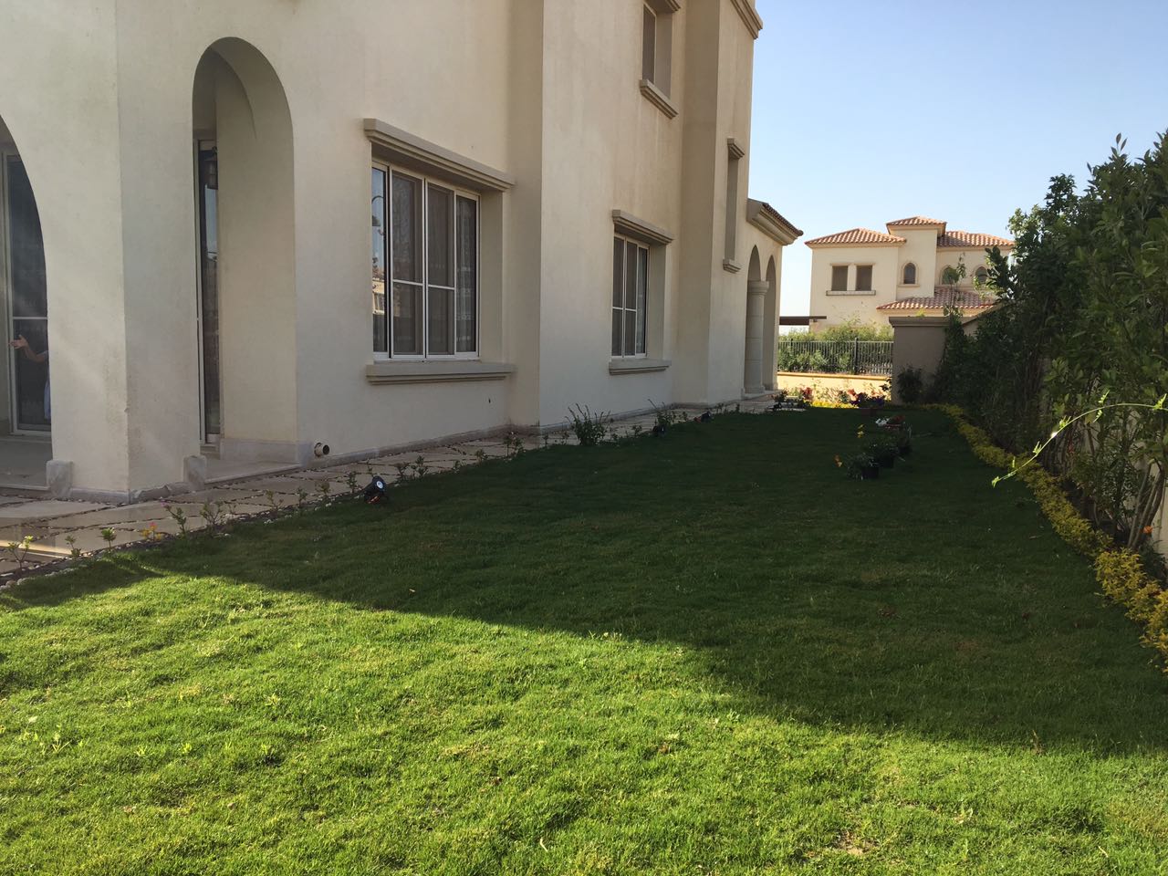 Lawn beside a villa arcade - villa in Alba Alia, Mokattem