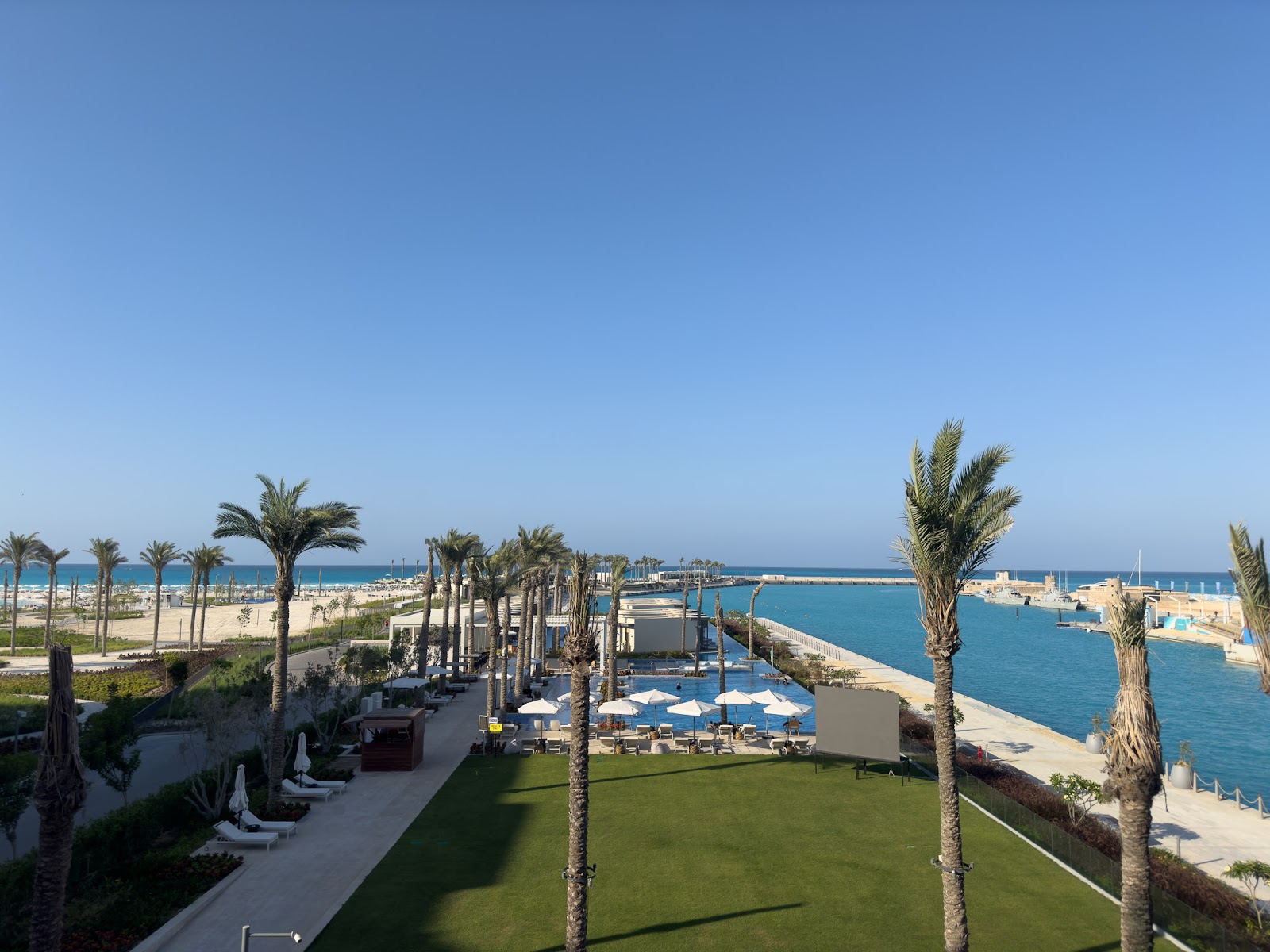 Marina promenade with palm trees and lawn - hotel apartment in Marassi The Address Beach, North Coast