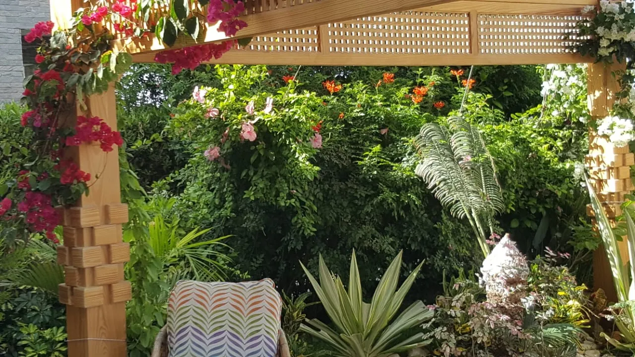 property-image-69ef9dd8e7baf بيرجولا حديقة مغطاة بزهور وردي - فيلا في أمواج بالساحل الشمالي، الساحل الشمالي