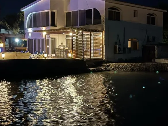 Standalone villa for sale in Adan Beach Hurghada - villa on the sea at night - فيلا مستقلة للبيع في عدن بيتش الغردقة - الفيلا على البحر ليلاً