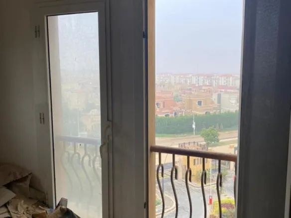 Balcony with open view in a Kattameya Plaza apartment, New Cairo - بلكونة بفيو مفتوح في شقة بقطامية بلازا، القاهرة الجديدة