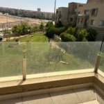 بلكونة بدرابزين زجاج تطل على الحدائق والمباني المجاورة - دوبلكس في فيليدج جيت، القاهرة الجديدة