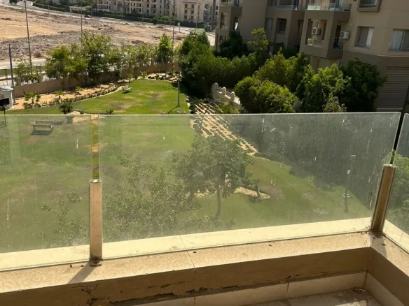 Terrace with open garden view, Village Gate duplex New Cairo - تراس بفيو جاردن مفتوح، دوبلكس فيليدج جيت التجمع الخامس - garden view duplex for sale