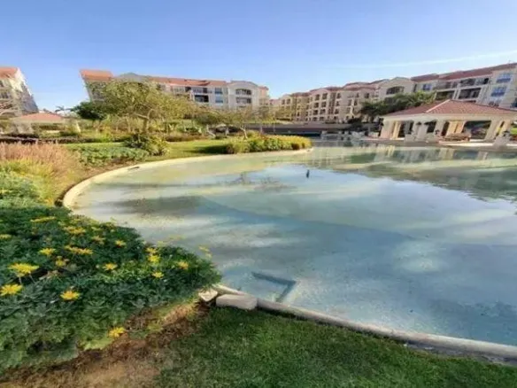 Lake view inside Regents Park compound, New Cairo - فيو البحيرة داخل كمبوند ريجنتس بارك، التجمع الخامس - lake view apartment Regents Park