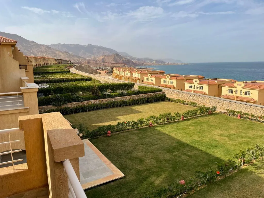 Sea-facing lawns and surrounding homes - twinhouse in Telal, Ain Sokhna