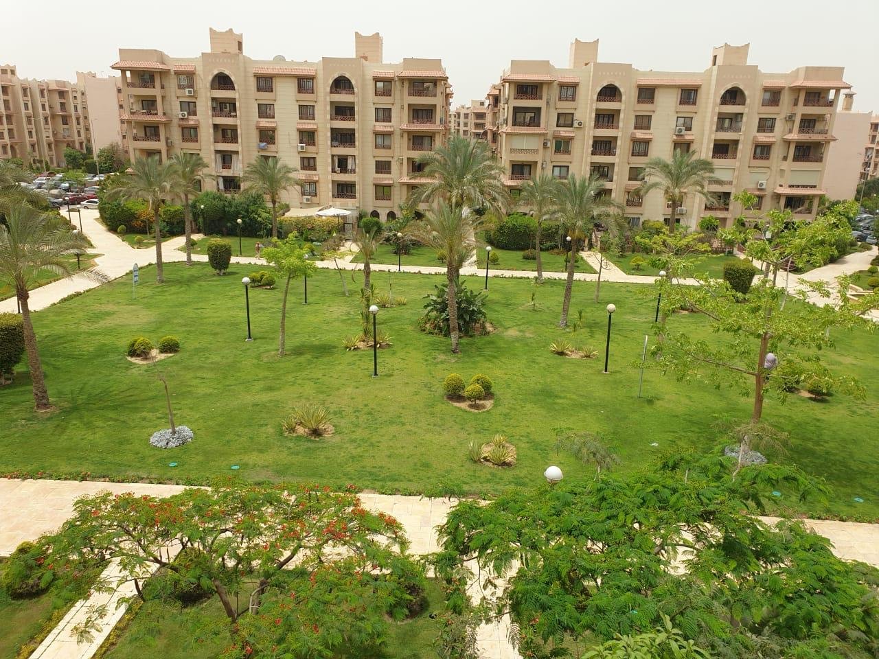property-image-69f01c4c32523 شقة 4 غرف نوم متشطبة بالكامل للبيع في العبور الجيزة الجديدة مع إطلالة على الحديقة