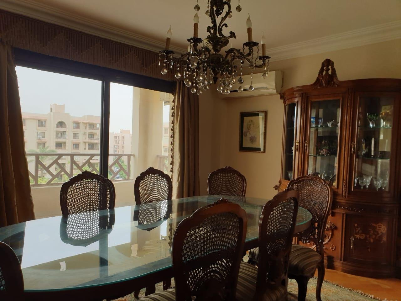 property-image-69f01c5259fdd شقة 4 غرف نوم متشطبة بالكامل للبيع في العبور الجيزة الجديدة مع إطلالة على الحديقة