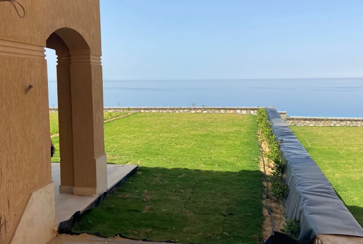 تراس مغطى بجوار مسطح أخضر باتجاه البحر - توين هاوس في تلال بالعين السخنة