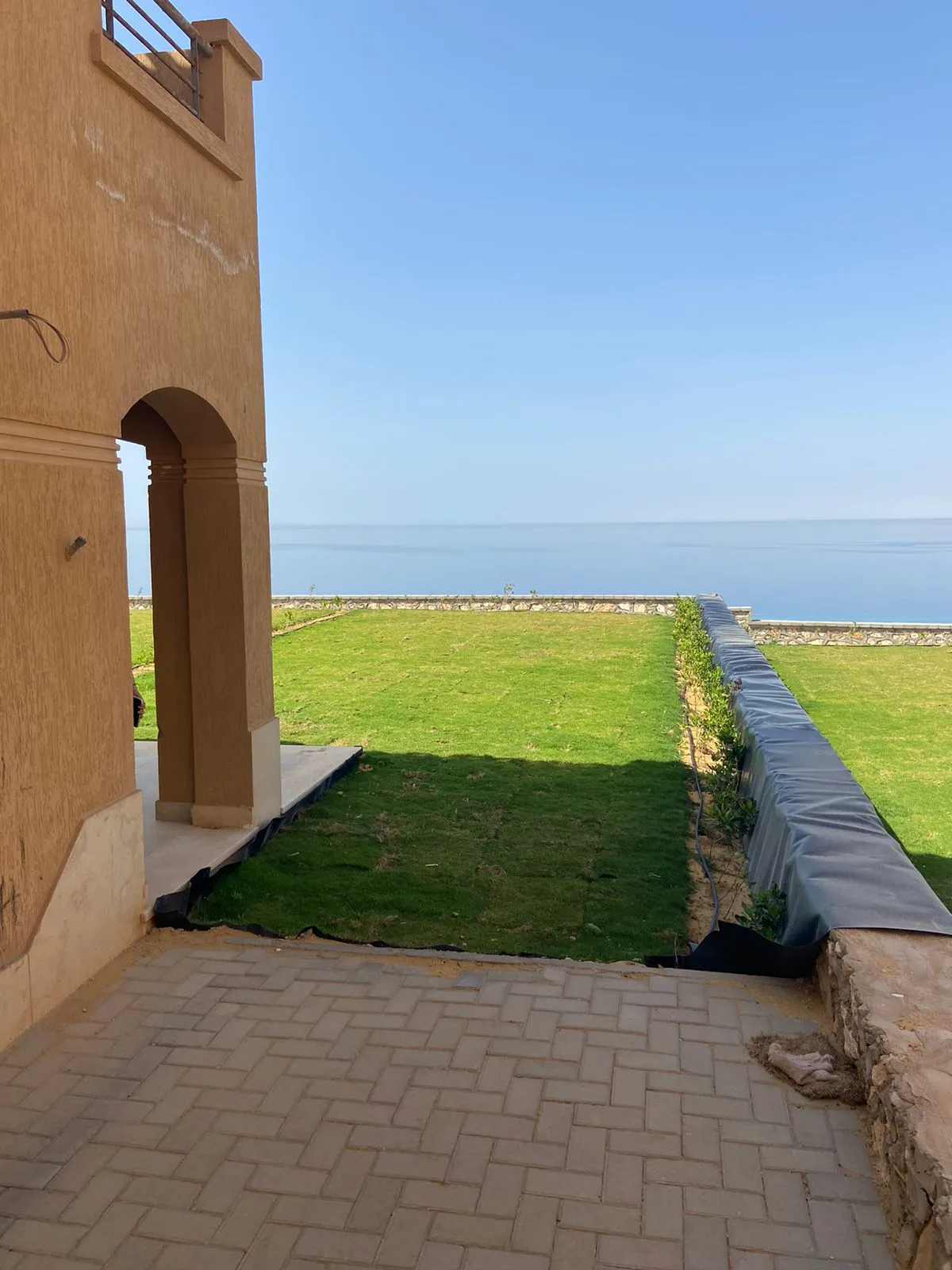 property-image-69f024afe7b25 تراس مغطى بجوار مسطح أخضر باتجاه البحر - توين هاوس في تلال بالعين السخنة