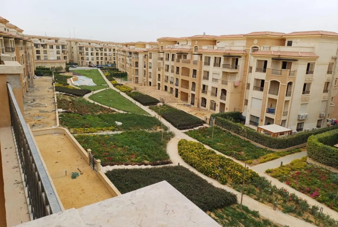 منظر بلكونة على حدائق متدرجة وعمارات سكنية - بنتهاوس في ستون ريزيدنس، القاهرة الجديدة