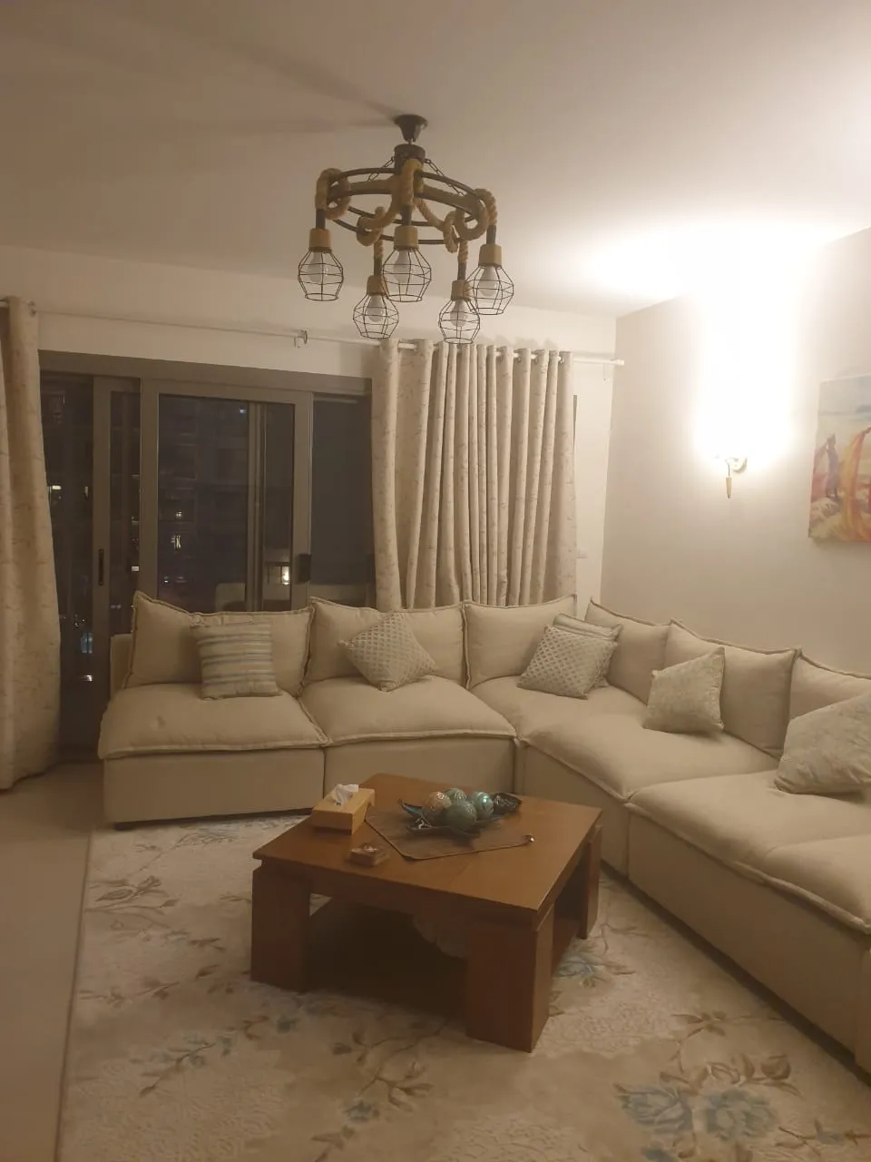 property-image-69f02e1d66b8b ركنة بيج وترابيزة قهوة خشبية أسفل نجفة - شاليه في مراسي مارينا 2، الساحل الشمالي