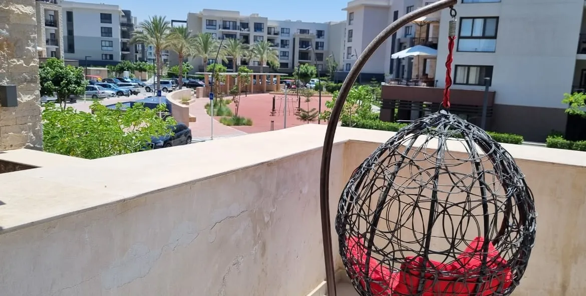 بلكونة بكرسي بيضة معلق تطل على الفناء - شاليه في مراسي مارينا، الساحل الشمالي