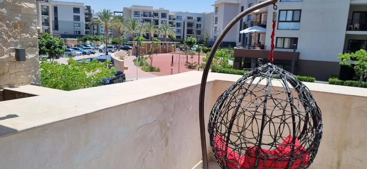 property-image-69f030e6e577f بلكونة بكرسي بيضة معلق تطل على الفناء - شاليه في مراسي مارينا، الساحل الشمالي