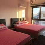 Bedroom with twin beds and red bedspreads in Marassi