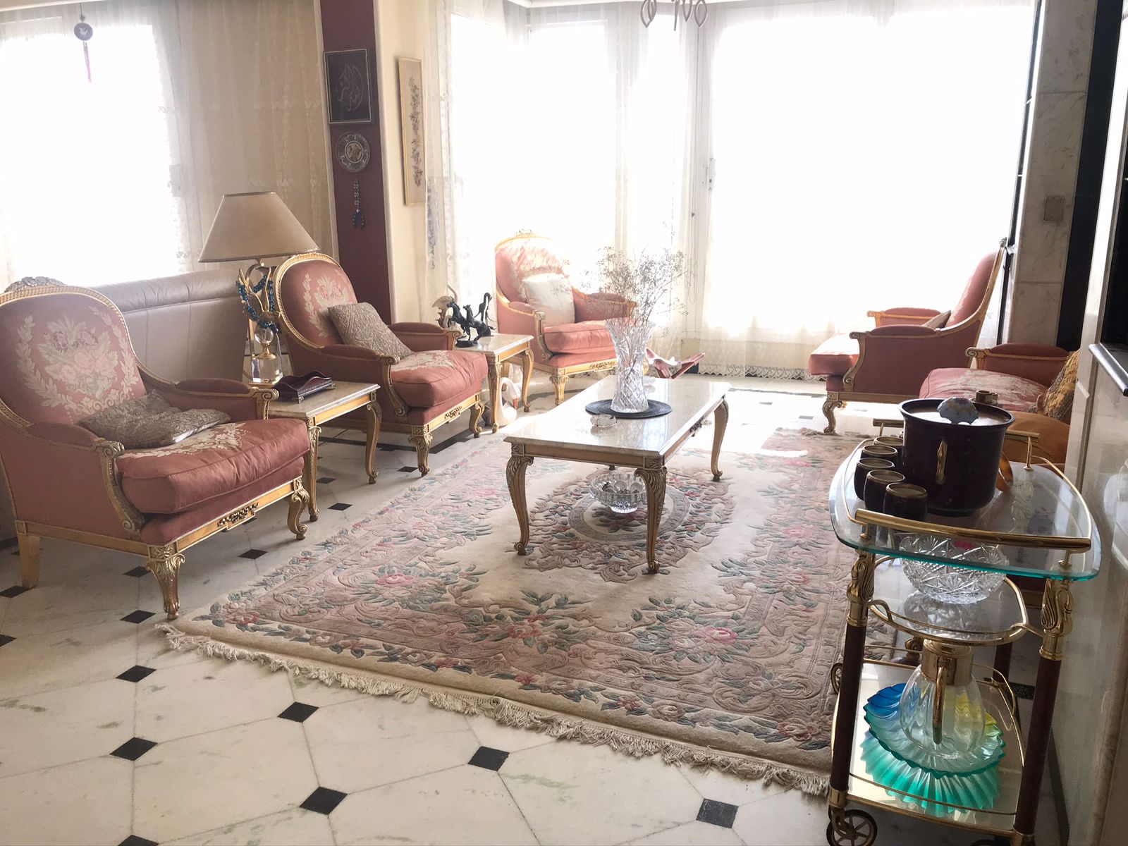 property-image-69f062901c3ac صالون كلاسيكي مشمس مع كراسي بذراعين مزخرفة - شقة في الزمالك القاهرة