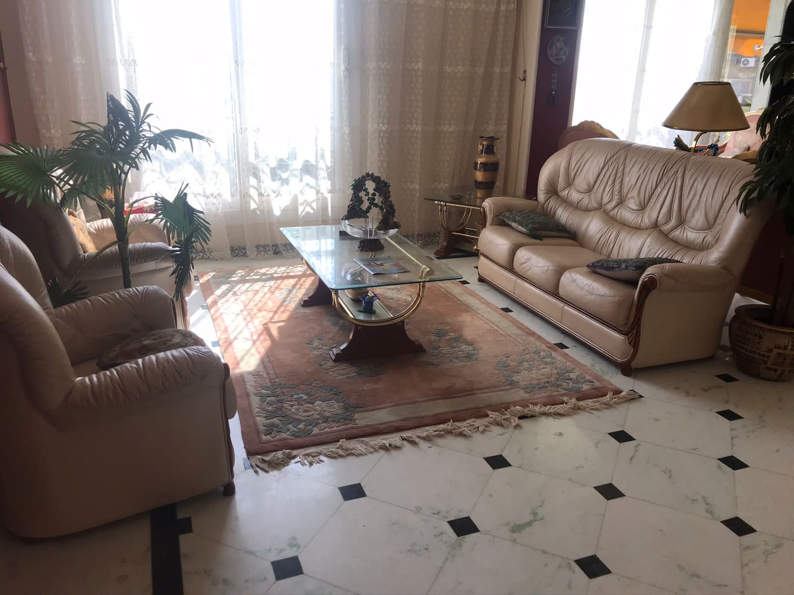 property-image-69f06291a64bd غرفة معيشة كلاسيكية مع طاولة قهوة زجاجية - شقة في الزمالك القاهرة